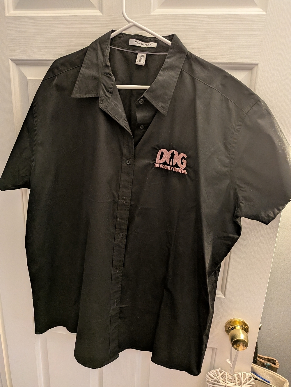 Dog The Bounty Hunter Size 2x Black Short-Sleeve Button Shirt with Pink Logo